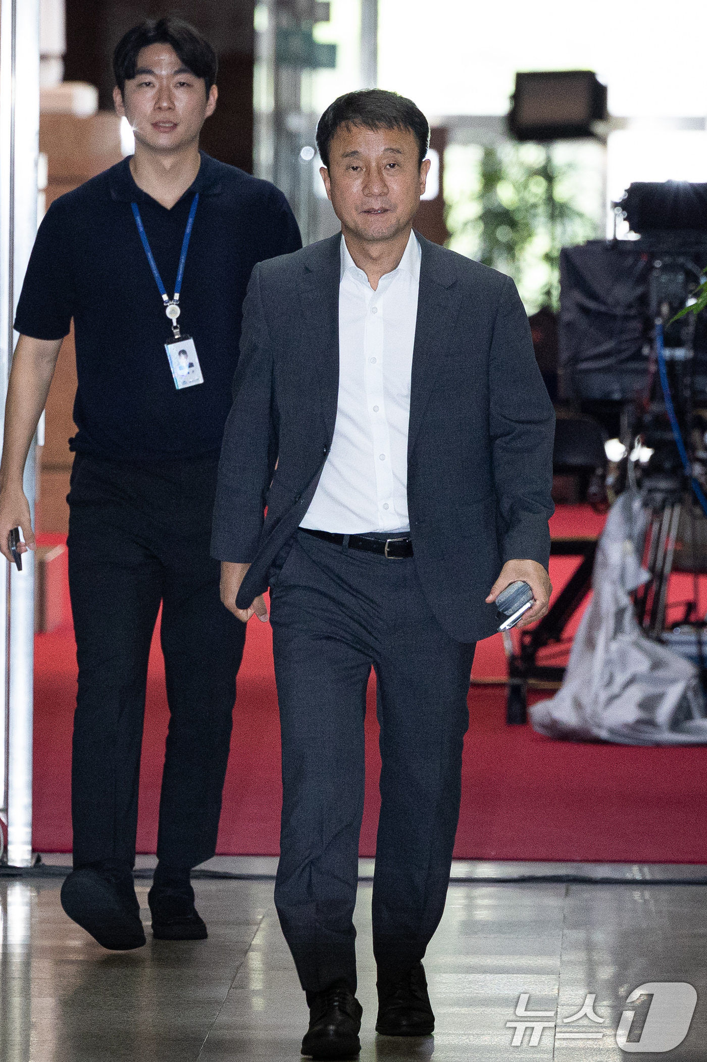 (서울=뉴스1) 유승관 기자 = 한병도 더불어민주당 당대표 직무대행 겸 원내대표가 17일 서울 여의도 국회에서 열린 비공개 당무위원회의에 참석하고 있다.민주당 최고위원회는 이날 오 …