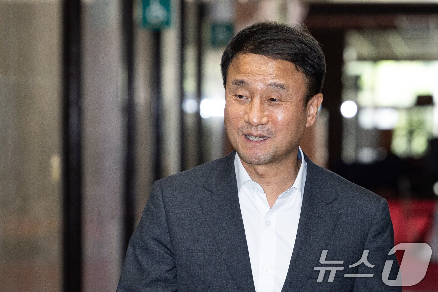 본문 이미지 - 한병도 더불어민주당 당대표 직무대행 겸 원내대표가 17일 서울 여의도 국회에서 열린 비공개 당무위원회의에 참석하고 있다. 2026.7.17 ⓒ 뉴스1 유승관 기자