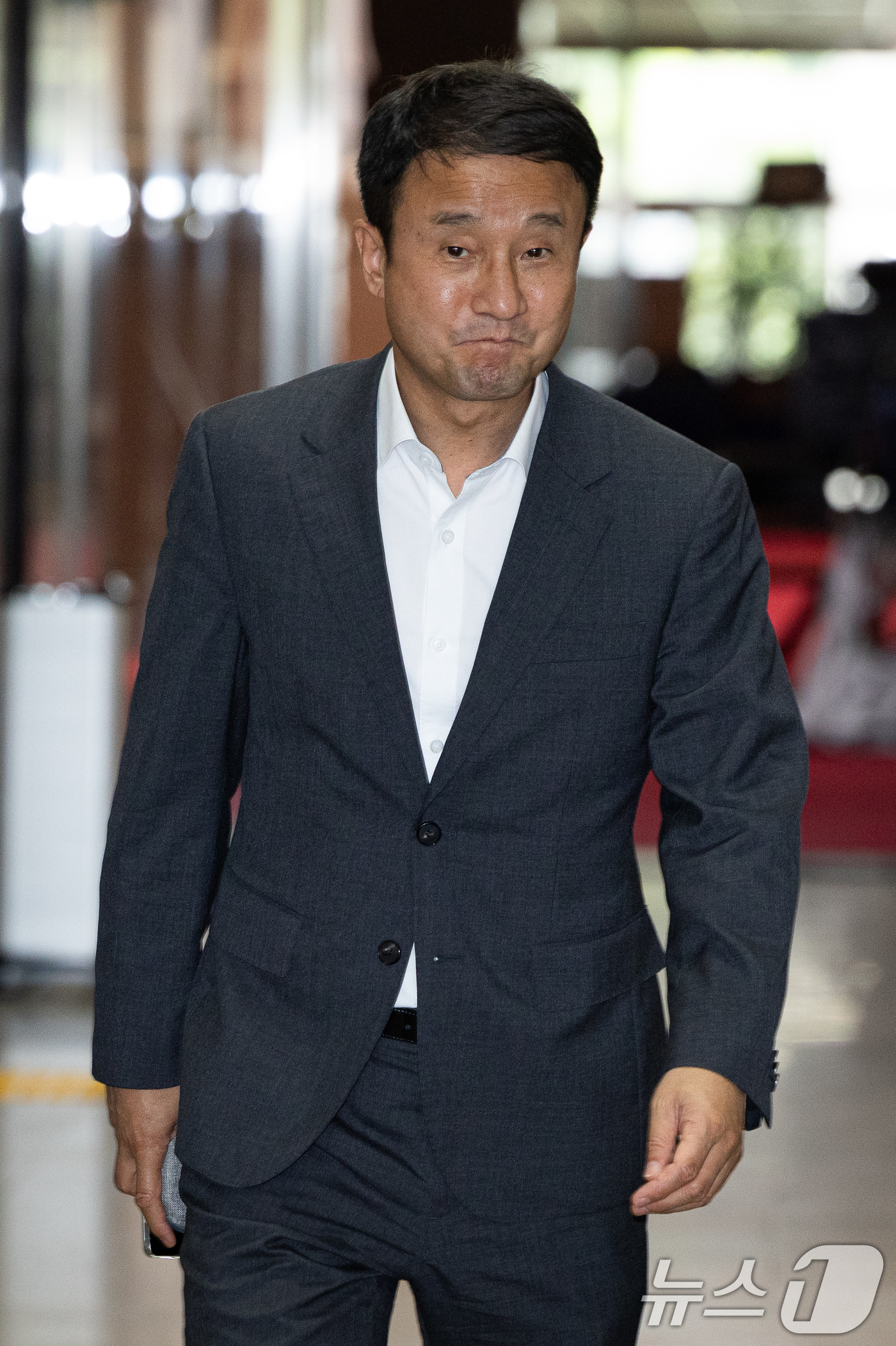 (서울=뉴스1) 유승관 기자 = 한병도 더불어민주당 당대표 직무대행 겸 원내대표가 17일 서울 여의도 국회에서 열린 비공개 당무위원회의에 참석하고 있다.민주당 최고위원회는 이날 오 …