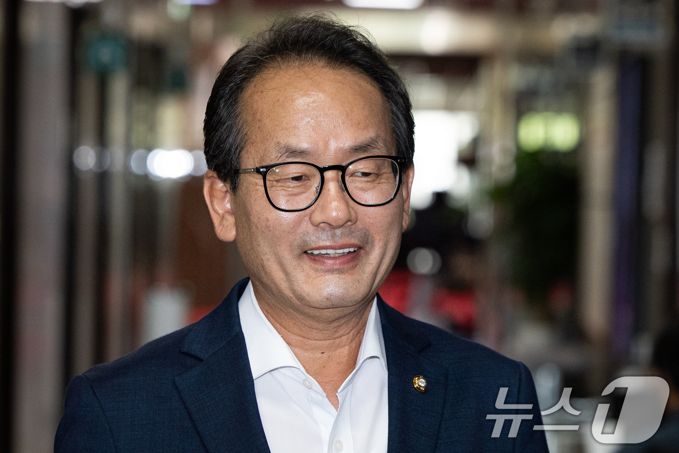 (서울=뉴스1) 유승관 기자 = 강준현 더불어민주당 수석대변인이 17일 서울 여의도 국회에서 열린 비공개 당무위원회의에 참석하고 있다.민주당 최고위원회는 이날 오전 8·17 전당대 …