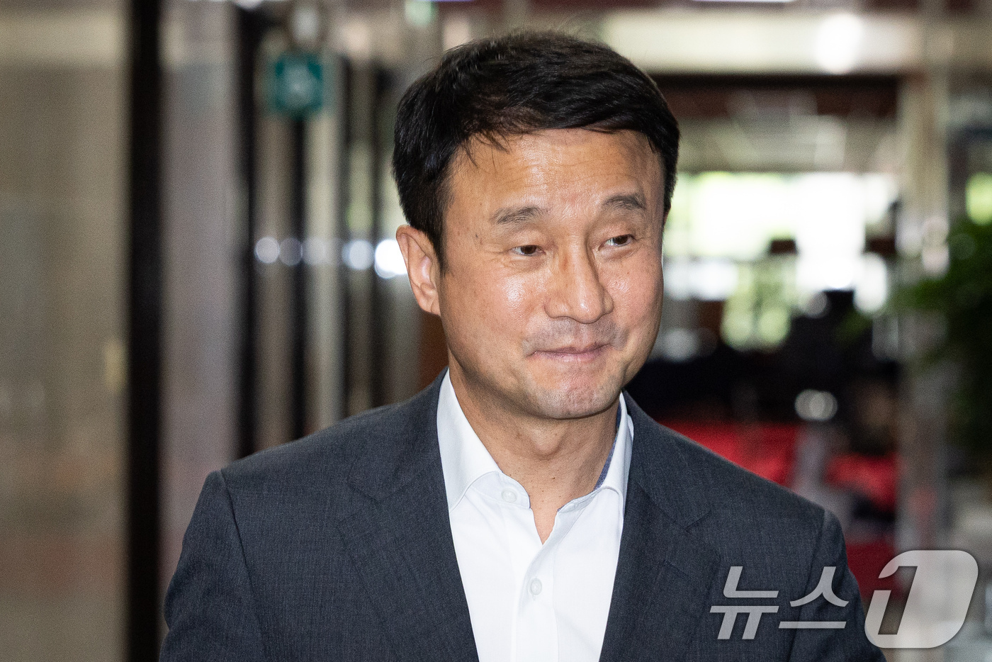 (서울=뉴스1) 유승관 기자 = 한병도 더불어민주당 당대표 직무대행 겸 원내대표가 17일 서울 여의도 국회에서 열린 비공개 당무위원회의에 참석하고 있다.민주당 최고위원회는 이날 오 …
