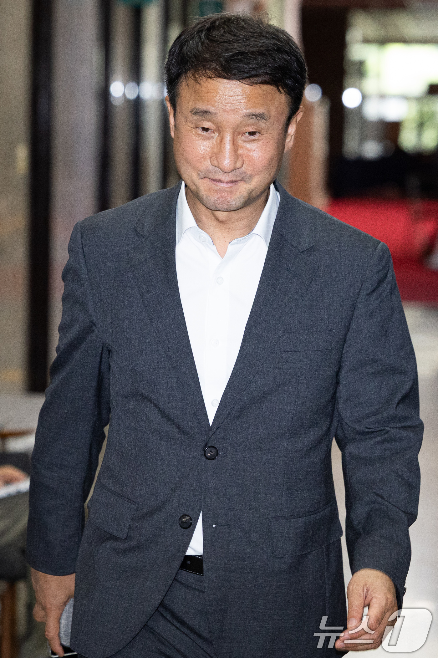 (서울=뉴스1) 유승관 기자 = 한병도 더불어민주당 당대표 직무대행 겸 원내대표가 17일 서울 여의도 국회에서 열린 비공개 당무위원회의에 참석하고 있다.민주당 최고위원회는 이날 오 …