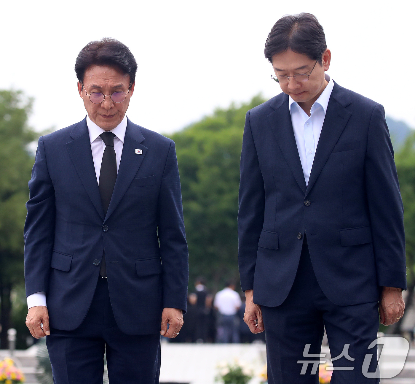 (김해=뉴스1) 윤일지 기자 = 더불어민주당 당대표 후보인 김민석 전 총리와 김경수 전 대통령 직속 지방시대위원회 위원장이 17일 경남 김해 진영읍 봉하마을을 찾아 고 노무현 전 …