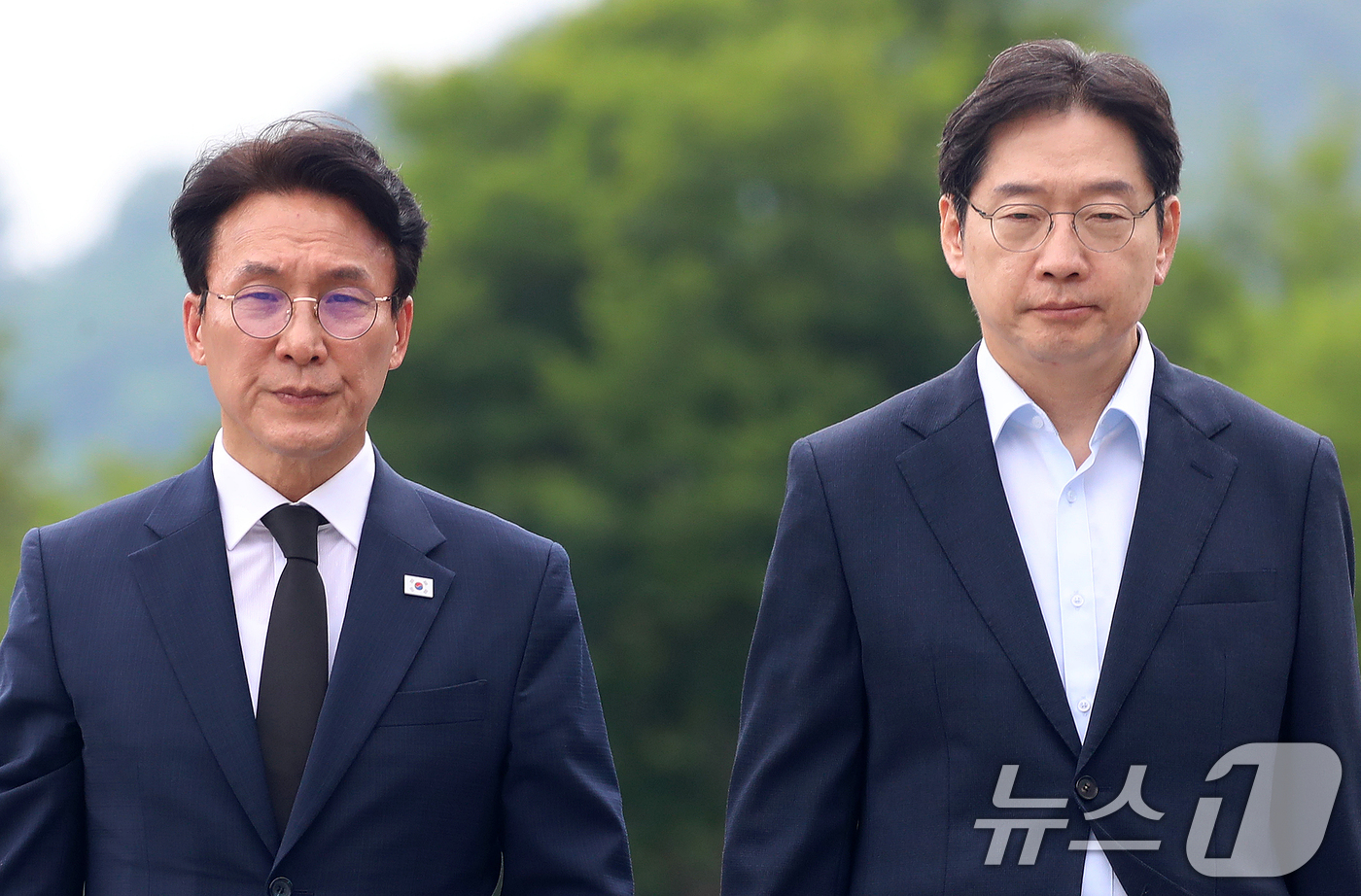 (김해=뉴스1) 윤일지 기자 = 더불어민주당 당대표 후보인 김민석 전 총리와 김경수 전 대통령 직속 지방시대위원회 위원장이 17일 경남 김해 진영읍 봉하마을을 찾아 고 노무현 전 …