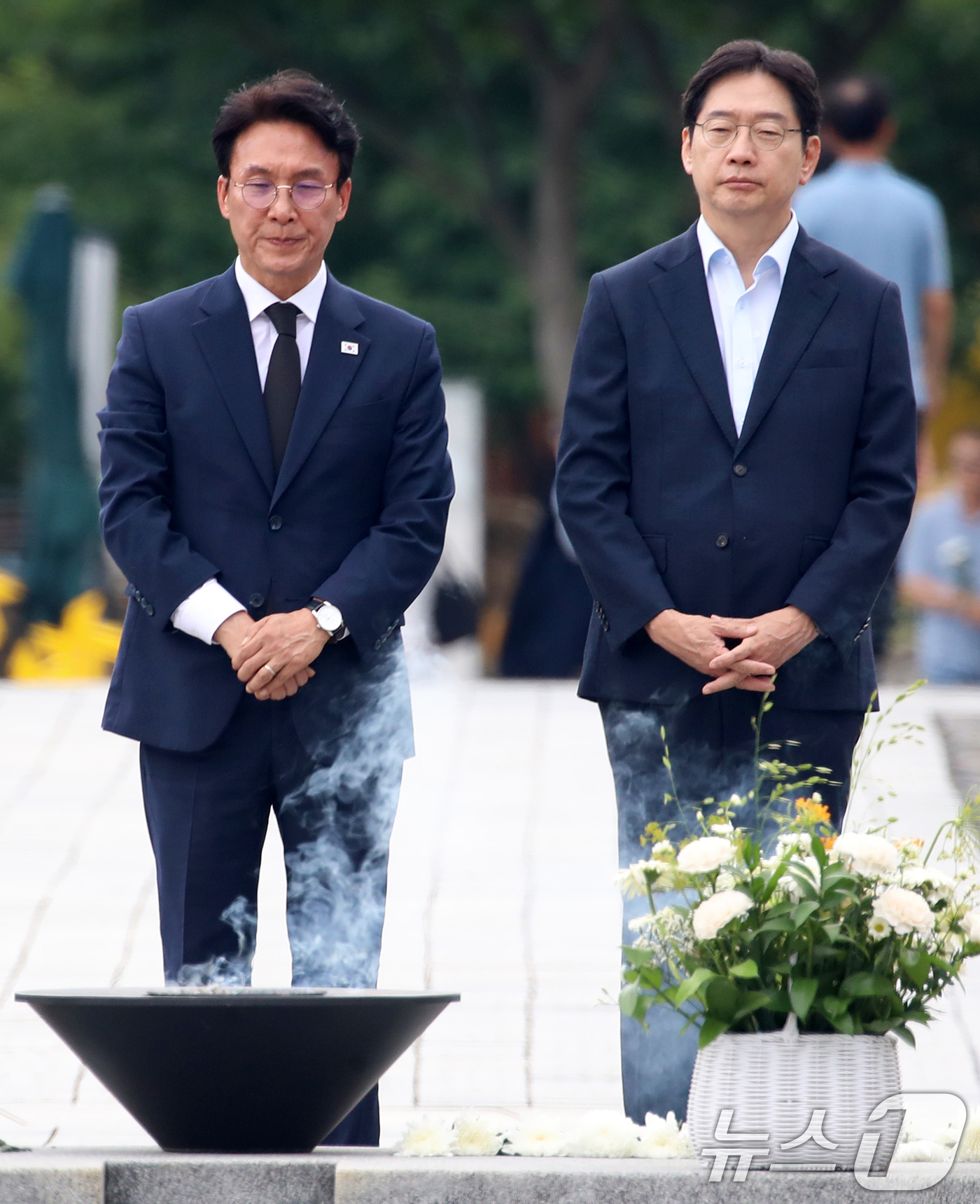(김해=뉴스1) 윤일지 기자 = 더불어민주당 당대표 후보인 김민석 전 총리와 김경수 전 대통령 직속 지방시대위원회 위원장이 17일 경남 김해 진영읍 봉하마을을 찾아 고 노무현 전 …