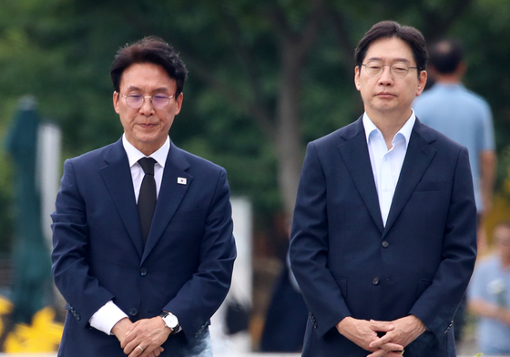 고 노무현 전 대통령 묘역 바라보는 김민석·김경수