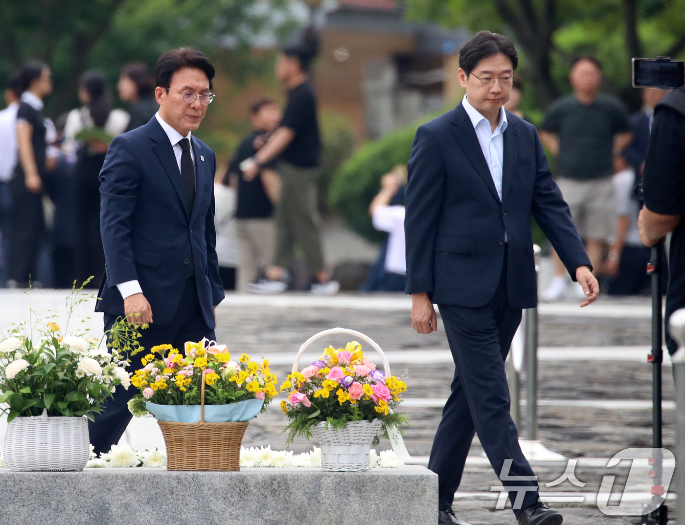 (김해=뉴스1) 윤일지 기자 = 더불어민주당 당대표 후보인 김민석 전 총리와 김경수 전 대통령 직속 지방시대위원회 위원장이 17일 경남 김해 진영읍 봉하마을을 찾아 고 노무현 전 …