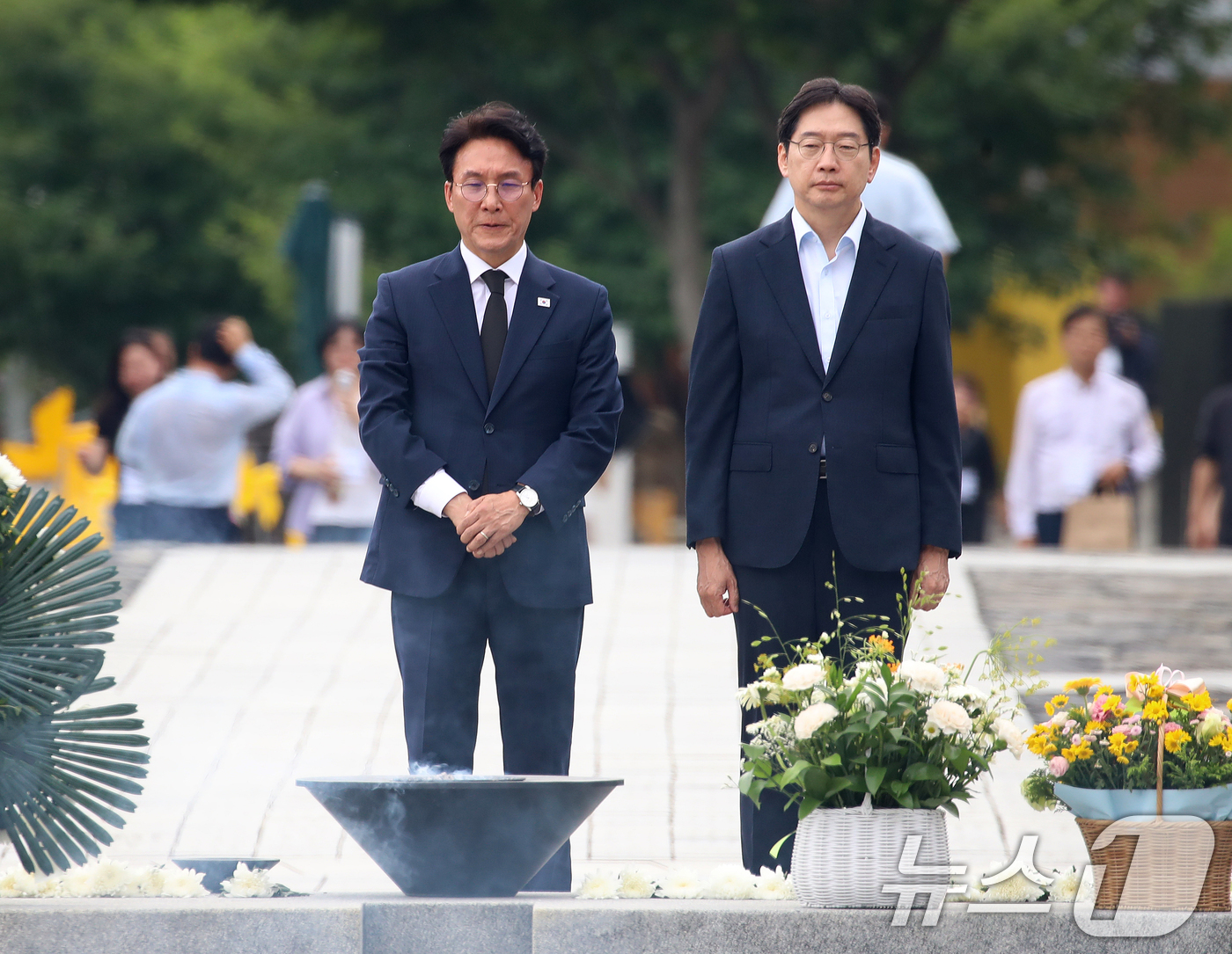 (김해=뉴스1) 윤일지 기자 = 더불어민주당 당대표 후보인 김민석 전 총리와 김경수 전 대통령 직속 지방시대위원회 위원장이 17일 경남 김해 진영읍 봉하마을을 찾아 고 노무현 전 …