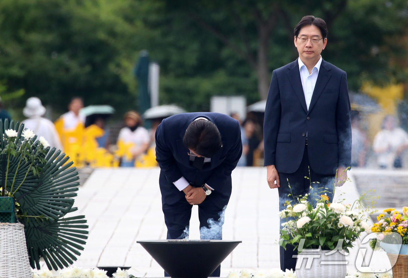 (김해=뉴스1) 윤일지 기자 = 더불어민주당 당대표 후보인 김민석 전 총리와 김경수 전 대통령 직속 지방시대위원회 위원장이 17일 경남 김해 진영읍 봉하마을을 찾아 고 노무현 전 …