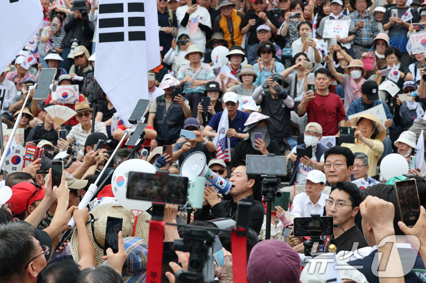 (서울=뉴스1) 안은나 기자 = 장동혁 국민의힘 대표가 6·3지방선거 이후 한 달 넘게 개표소 봉쇄 시위가 계속되고 있는 17일 오후 서울 송파구 올림픽공원 핸드볼경기장 앞 시위 …