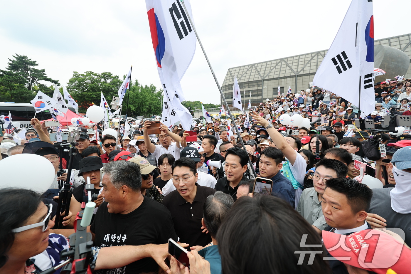 (서울=뉴스1) 안은나 기자 = 장동혁 국민의힘 대표가 6·3지방선거 이후 한 달 넘게 개표소 봉쇄 시위가 계속되고 있는 17일 오후 서울 송파구 올림픽공원 핸드볼경기장 앞 시위 …