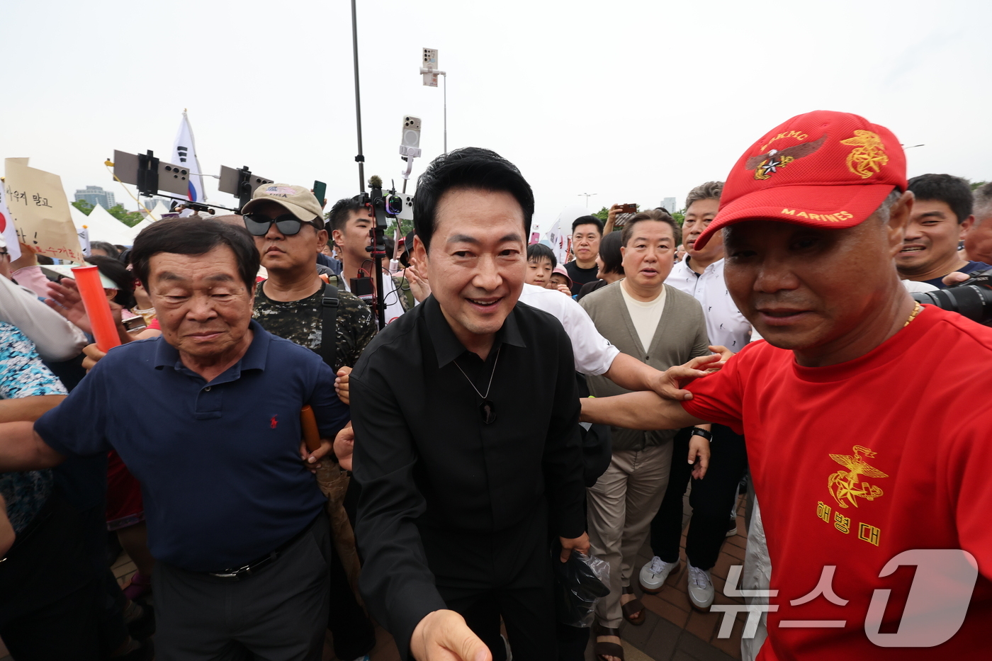 (서울=뉴스1) 안은나 기자 = 장동혁 국민의힘 대표가 6·3지방선거 이후 한 달 넘게 개표소 봉쇄 시위가 계속되고 있는 17일 오후 서울 송파구 올림픽공원 핸드볼경기장 앞 시위 …