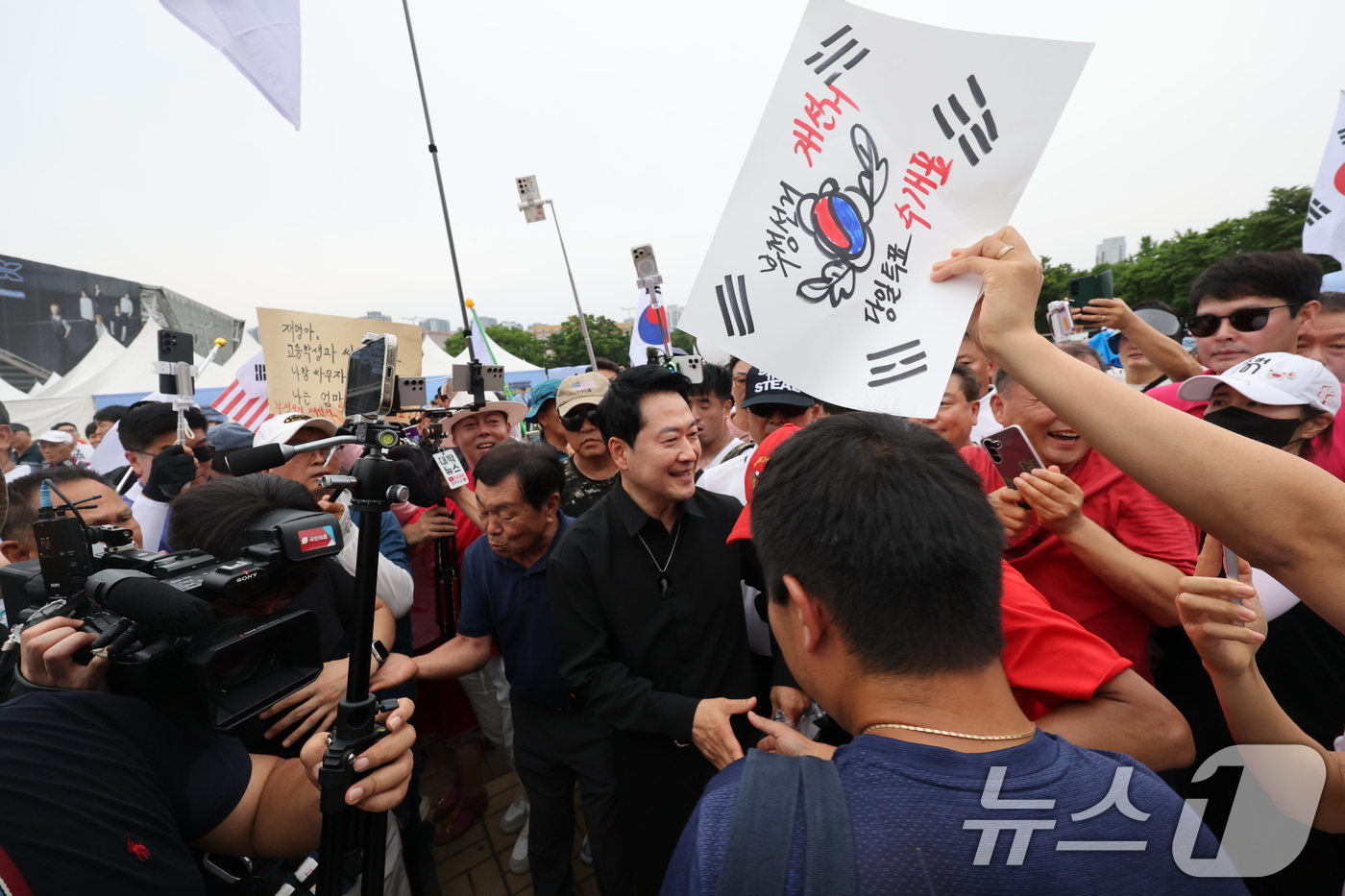 (서울=뉴스1) 안은나 기자 = 장동혁 국민의힘 대표가 6·3지방선거 이후 한 달 넘게 개표소 봉쇄 시위가 계속되고 있는 17일 오후 서울 송파구 올림픽공원 핸드볼경기장 앞 시위 …
