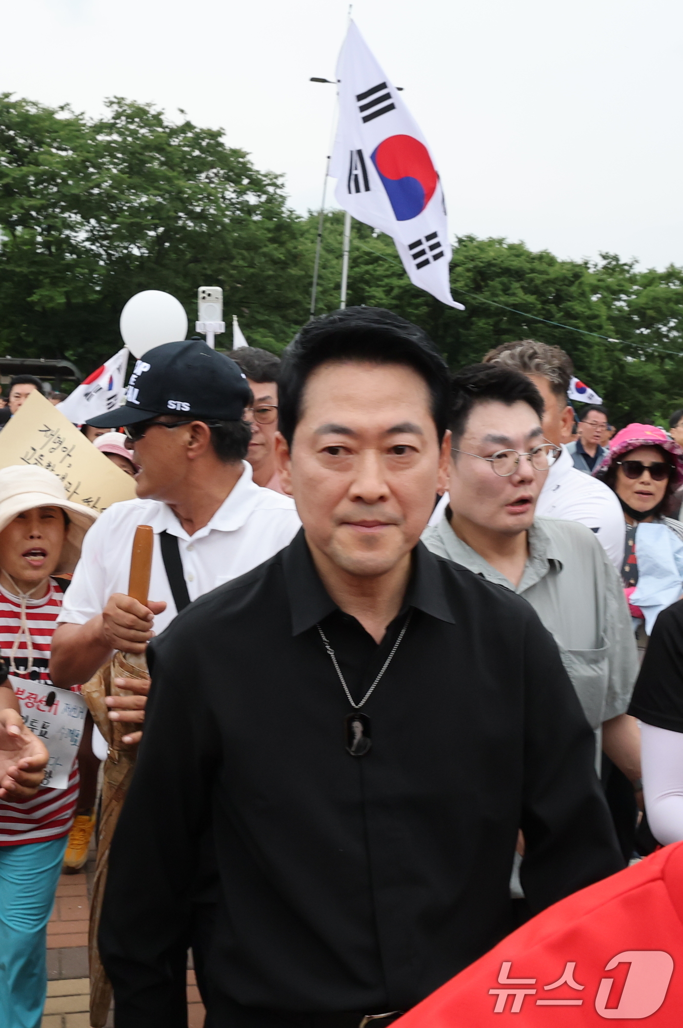 (서울=뉴스1) 안은나 기자 = 장동혁 국민의힘 대표가 6·3지방선거 이후 한 달 넘게 개표소 봉쇄 시위가 계속되고 있는 17일 오후 서울 송파구 올림픽공원 핸드볼경기장 앞 시위 …