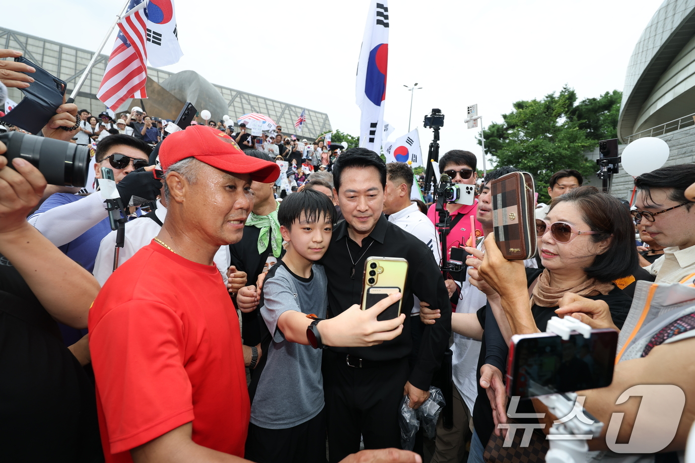 (서울=뉴스1) 안은나 기자 = 장동혁 국민의힘 대표가 6·3지방선거 이후 한 달 넘게 개표소 봉쇄 시위가 계속되고 있는 17일 오후 서울 송파구 올림픽공원 핸드볼경기장 앞 시위 …
