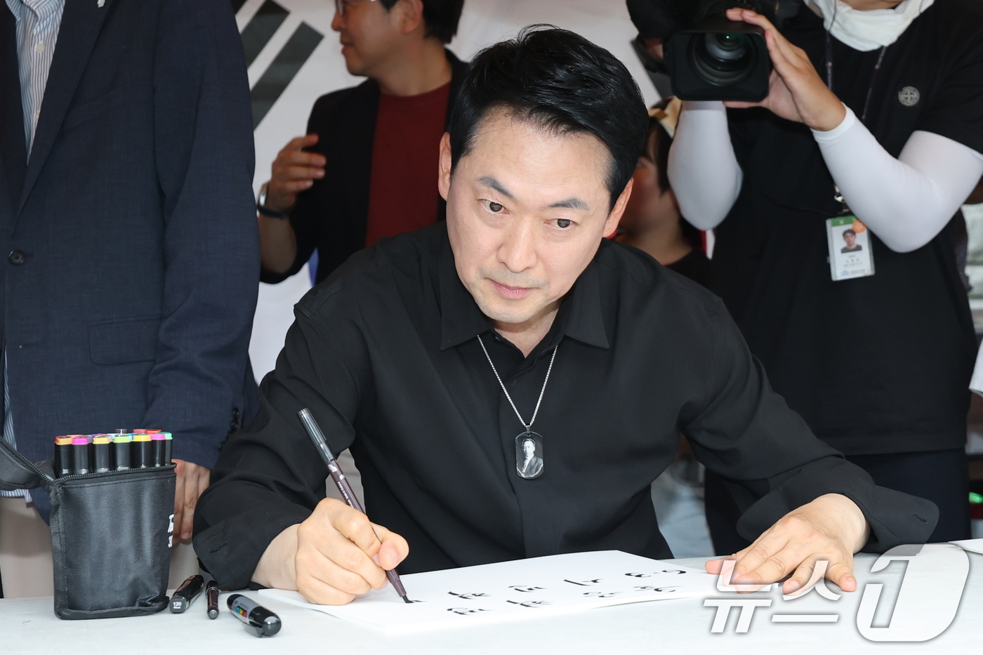 (서울=뉴스1) 안은나 기자 = 장동혁 국민의힘 대표가 6·3지방선거 이후 한 달 넘게 개표소 봉쇄 시위가 계속되고 있는 17일 오후 서울 송파구 올림픽공원 핸드볼경기장 앞 시위 …