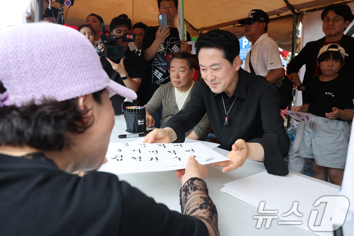 (서울=뉴스1) 안은나 기자 = 장동혁 국민의힘 대표가 6·3지방선거 이후 한 달 넘게 개표소 봉쇄 시위가 계속되고 있는 17일 오후 서울 송파구 올림픽공원 핸드볼경기장 앞 시위 …