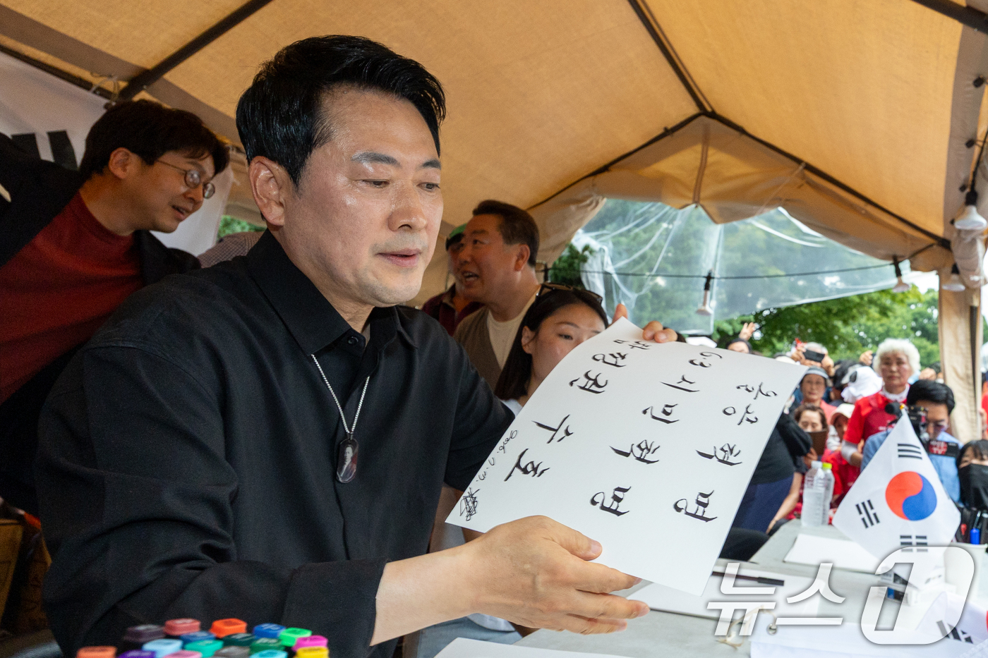 (서울=뉴스1) 안은나 기자 = 장동혁 국민의힘 대표가 6·3지방선거 이후 한 달 넘게 개표소 봉쇄 시위가 계속되고 있는 17일 오후 서울 송파구 올림픽공원 핸드볼경기장 앞 시위 …