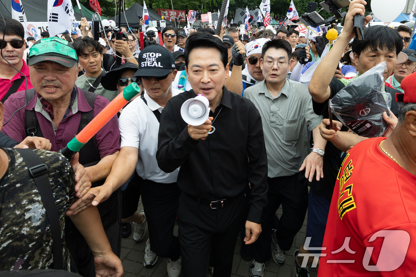 (서울=뉴스1) 안은나 기자 = 장동혁 국민의힘 대표가 6·3지방선거 이후 한 달 넘게 개표소 봉쇄 시위가 계속되고 있는 17일 오후 서울 송파구 올림픽공원 핸드볼경기장 앞 시위 …
