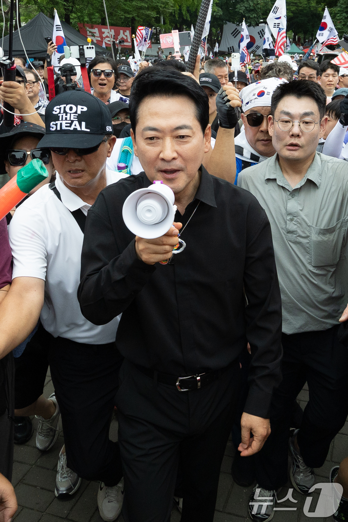 (서울=뉴스1) 안은나 기자 = 장동혁 국민의힘 대표가 6·3지방선거 이후 한 달 넘게 개표소 봉쇄 시위가 계속되고 있는 17일 오후 서울 송파구 올림픽공원 핸드볼경기장 앞 시위 …