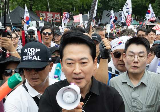 개표소 봉쇄 시위 찾아 구호 외치는 장동혁