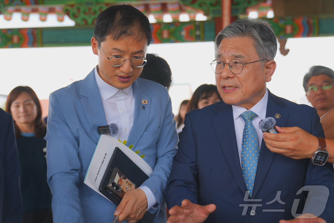 (서울=뉴스1) = 허민 국가유산청장(오른쪽)이 17일 울산 울주군 사적 울주 언양읍성을 방문해 보존관리 현황 등을 점검한 뒤, 남문 영화루에서 김상욱 울산시장과 이야기 나누고 있 …