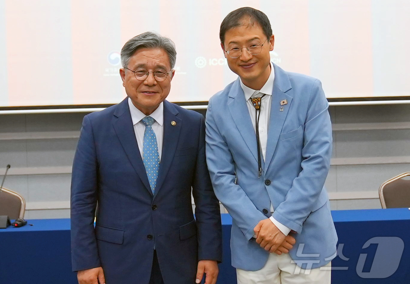 (서울=뉴스1) = 허민 국가유산청장과 김상욱 울산시장이 17일울산 울주군 소재 울산전시컨벤션센터에서 개최한 제8차 세계유산 현장관리 포럼에서 기념촬영을 하고 있다. (국가유산청 …
