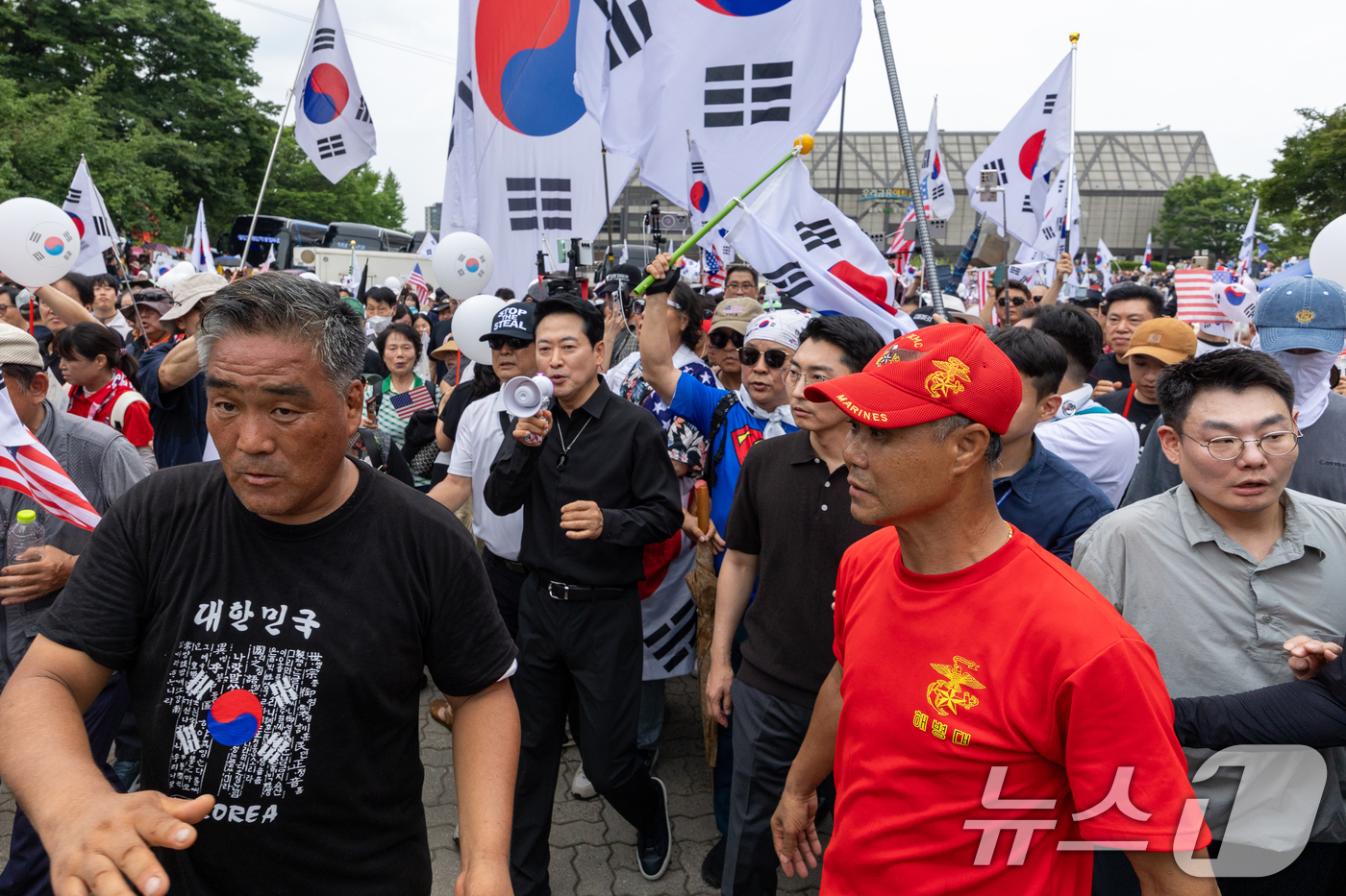 (서울=뉴스1) 안은나 기자 = 장동혁 국민의힘 대표가 6·3지방선거 이후 한 달 넘게 개표소 봉쇄 시위가 계속되고 있는 17일 오후 서울 송파구 올림픽공원 핸드볼경기장 앞 시위 …