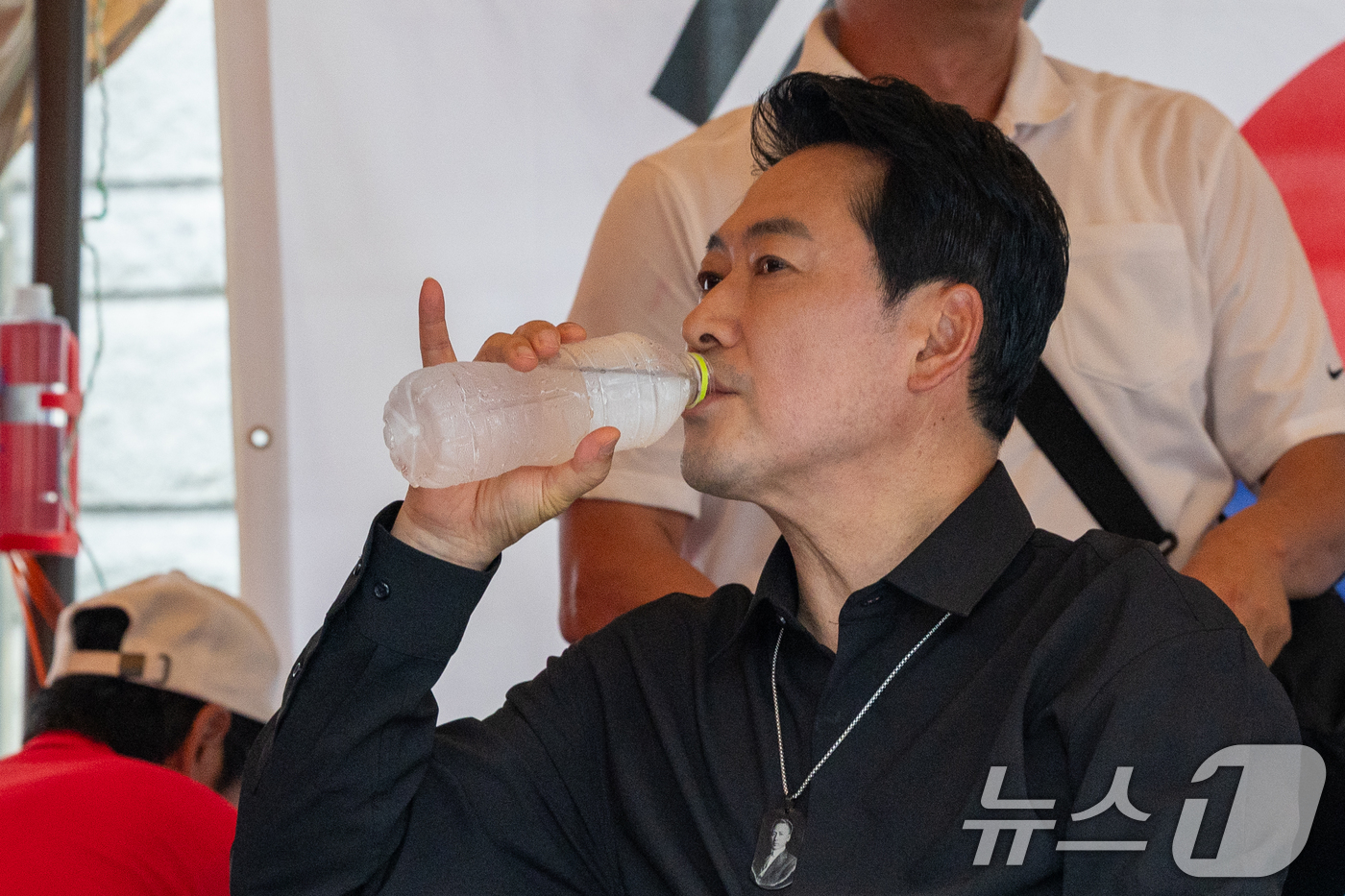 (서울=뉴스1) 안은나 기자 = 장동혁 국민의힘 대표가 6·3지방선거 이후 한 달 넘게 개표소 봉쇄 시위가 계속되고 있는 17일 오후 서울 송파구 올림픽공원 핸드볼경기장 앞 시위 …