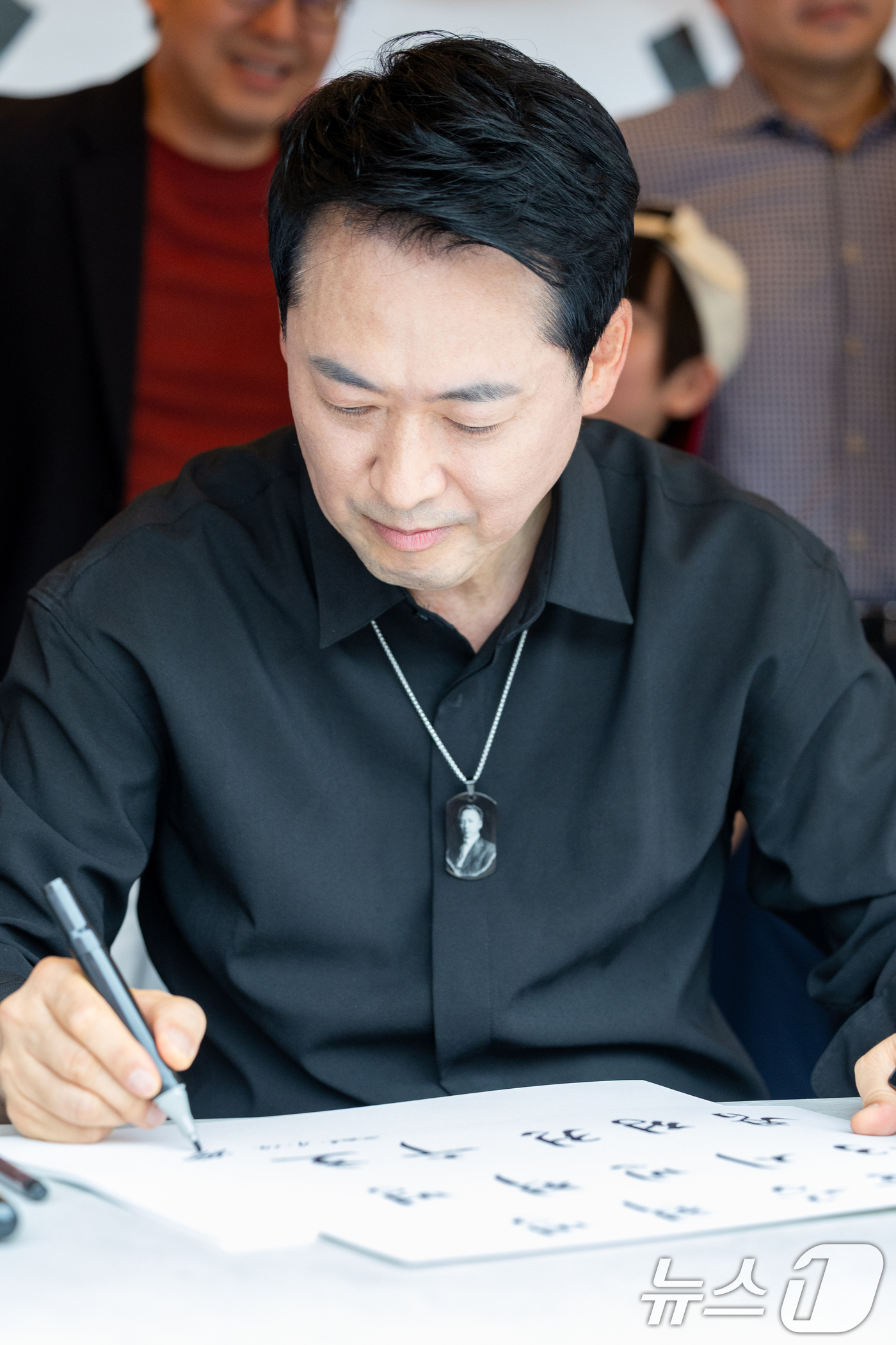 (서울=뉴스1) 안은나 기자 = 장동혁 국민의힘 대표가 6·3지방선거 이후 한 달 넘게 개표소 봉쇄 시위가 계속되고 있는 17일 오후 서울 송파구 올림픽공원 핸드볼경기장 앞 시위 …