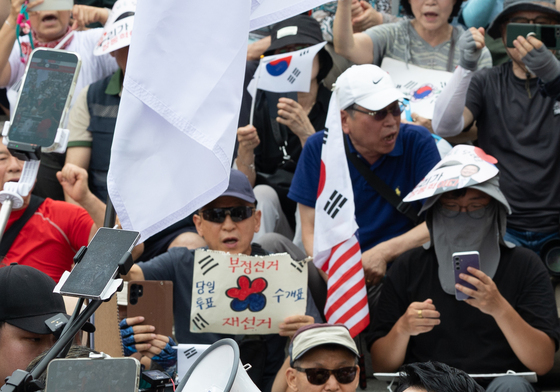 '개표소 봉쇄시위' 현장 찾은 장동혁 대표