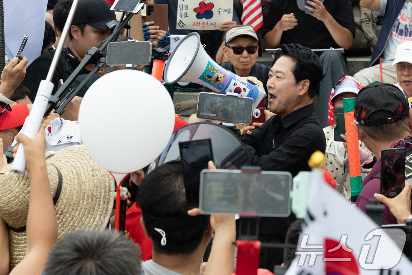 (서울=뉴스1) 안은나 기자 = 장동혁 국민의힘 대표가 6·3지방선거 이후 한 달 넘게 개표소 봉쇄 시위가 계속되고 있는 17일 오후 서울 송파구 올림픽공원 핸드볼경기장 앞 시위 …