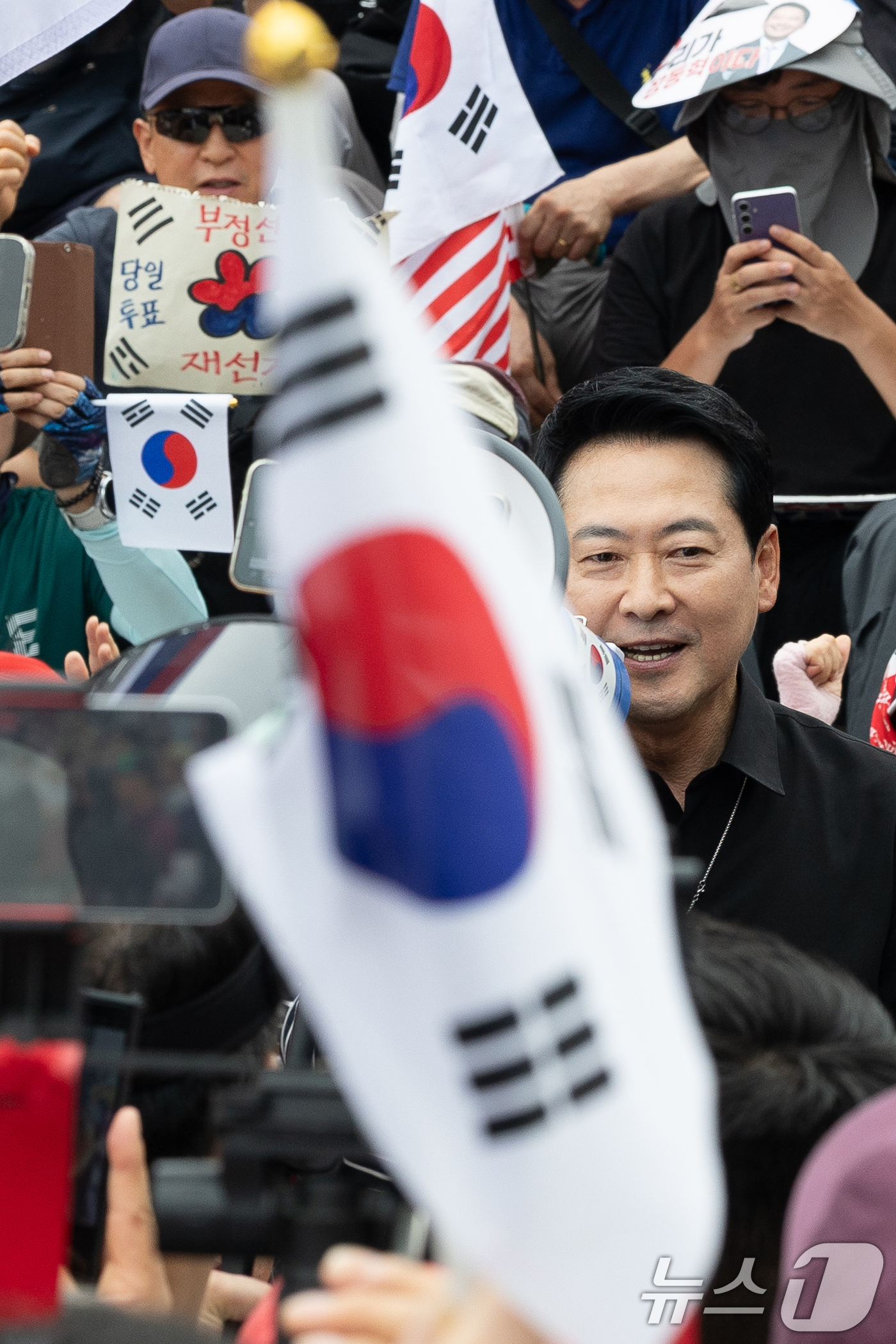 (서울=뉴스1) 안은나 기자 = 장동혁 국민의힘 대표가 6·3지방선거 이후 한 달 넘게 개표소 봉쇄 시위가 계속되고 있는 17일 오후 서울 송파구 올림픽공원 핸드볼경기장 앞 시위 …