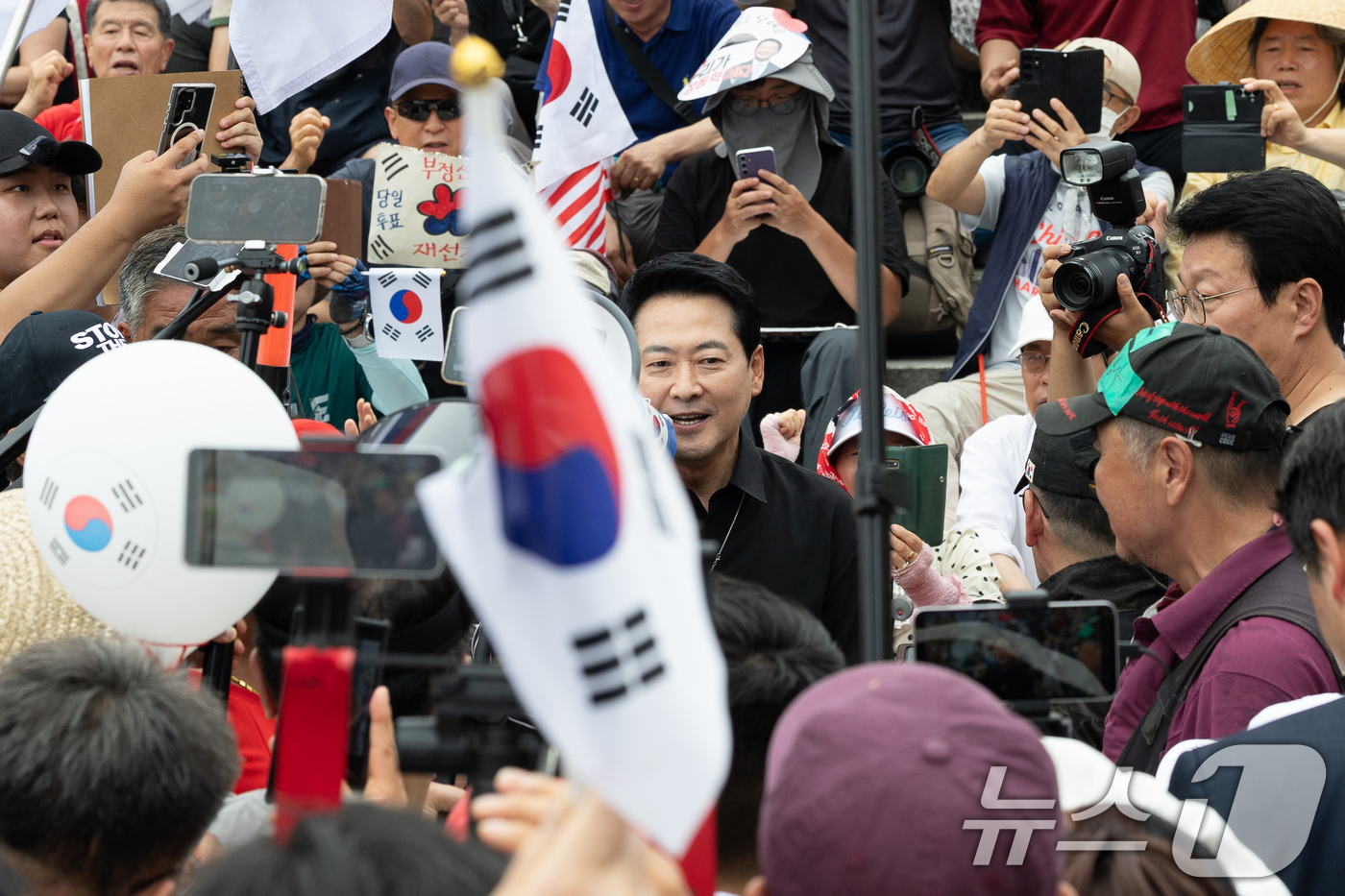 (서울=뉴스1) 안은나 기자 = 장동혁 국민의힘 대표가 6·3지방선거 이후 한 달 넘게 개표소 봉쇄 시위가 계속되고 있는 17일 오후 서울 송파구 올림픽공원 핸드볼경기장 앞 시위 …
