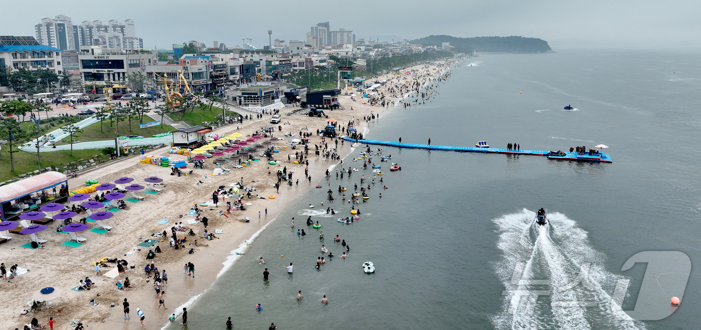 (대전=뉴스1) 김기태 기자 = 제헌절 연휴 첫날인 17일 충남 보령 대천해수욕장에 많은 인파가 몰려 연휴를 즐기고 있다.(보령시 제공. 재판매 및 DB금지) 2026.7.17/뉴 …