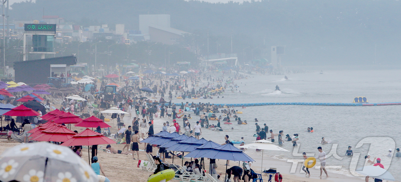 (대전=뉴스1) 김기태 기자 = 제헌절 연휴 첫날인 17일 충남 보령 대천해수욕장에 많은 인파가 몰려 연휴를 즐기고 있다.(보령시 제공. 재판매 및 DB금지) 2026.7.17/뉴 …