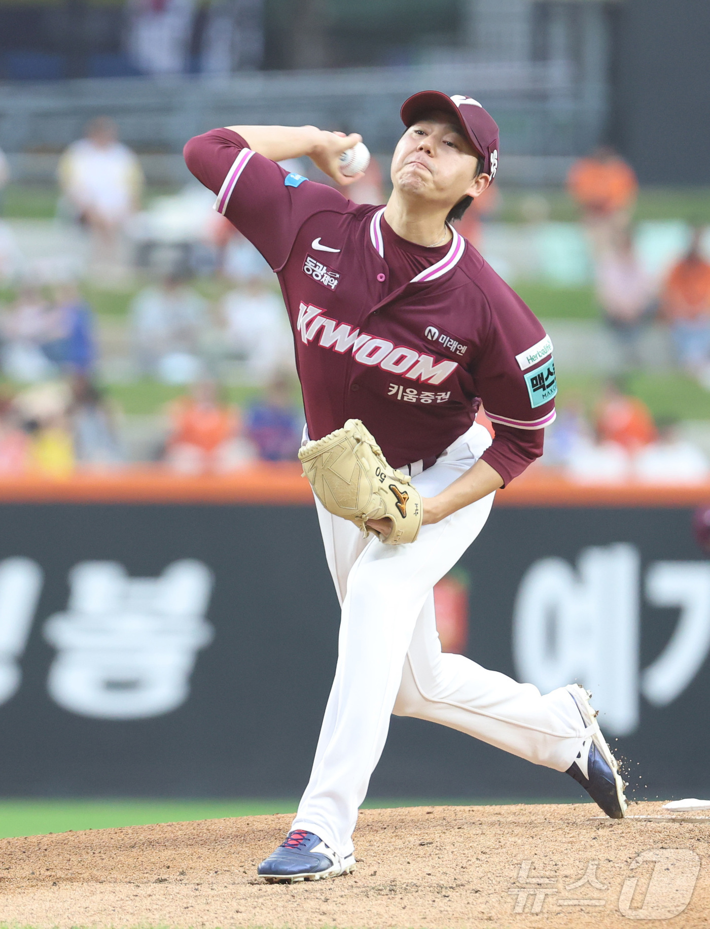 (대전=뉴스1) 김기남 기자 = 17일 대전 한화생명볼파크에서 열린 2026 신한 SOL KBO리그 키움 히어로즈와 한화 이글스의 경기에서 키움 하영민이 선발 투구하고 있다. 20 …
