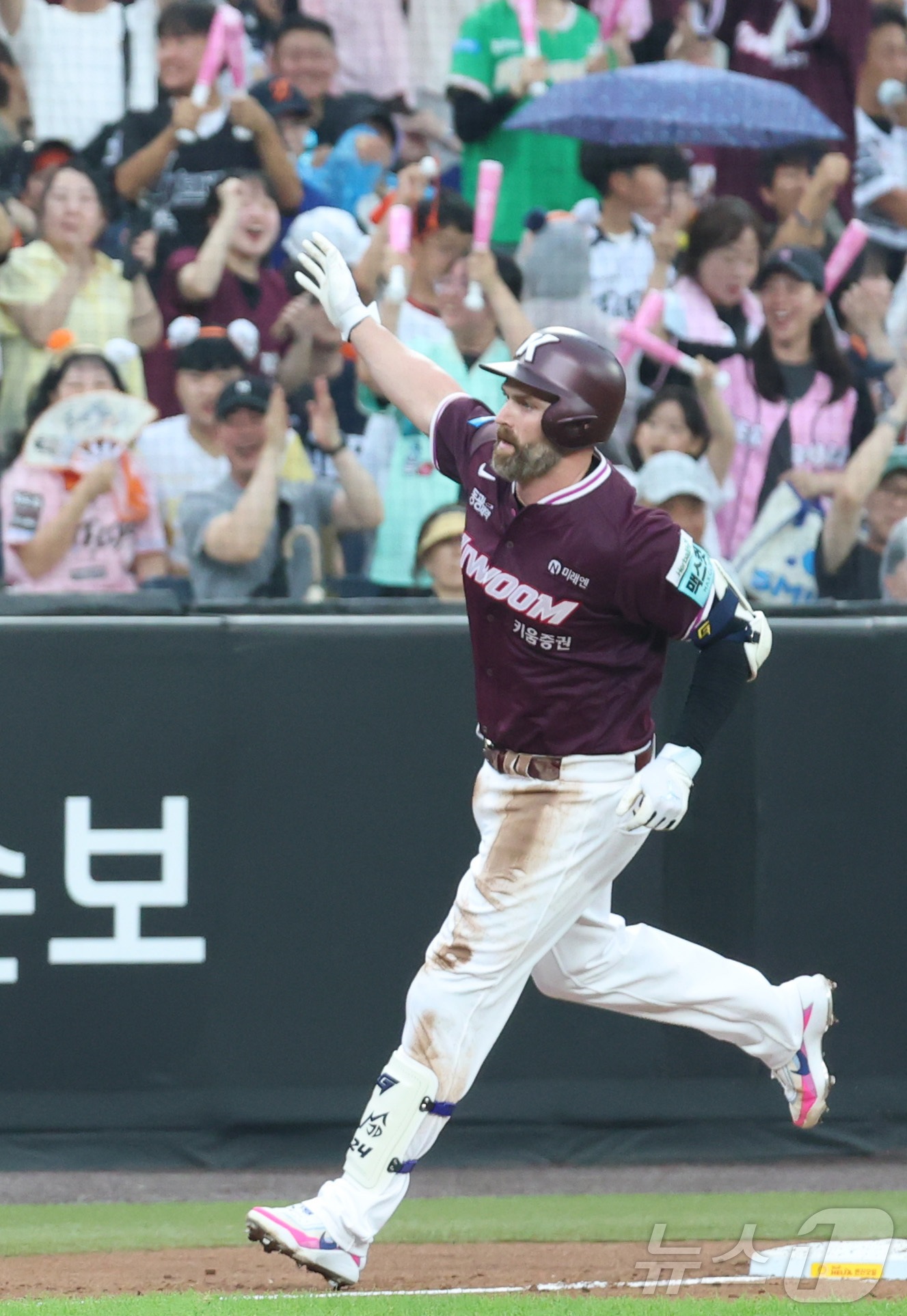 (대전=뉴스1) 김기남 기자 = 17일 대전 한화생명볼파크에서 열린 2026 신한 SOL KBO리그 키움 히어로즈와 한화 이글스의 경기에서 키움 데이비슨이 2회초 3점 홈런을 치며 …