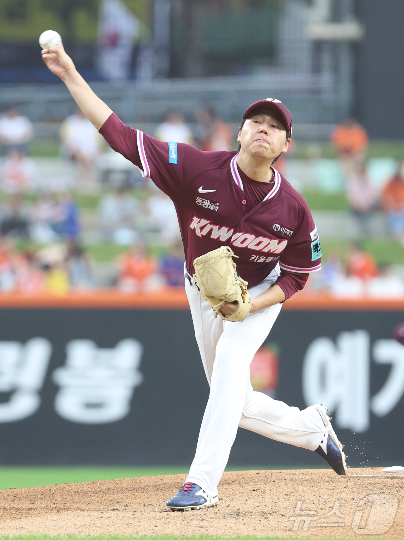 (대전=뉴스1) 김기남 기자 = 17일 대전 한화생명볼파크에서 열린 2026 신한 SOL KBO리그 키움 히어로즈와 한화 이글스의 경기에서 키움 하영민이 선발 투구하고 있다. 20 …