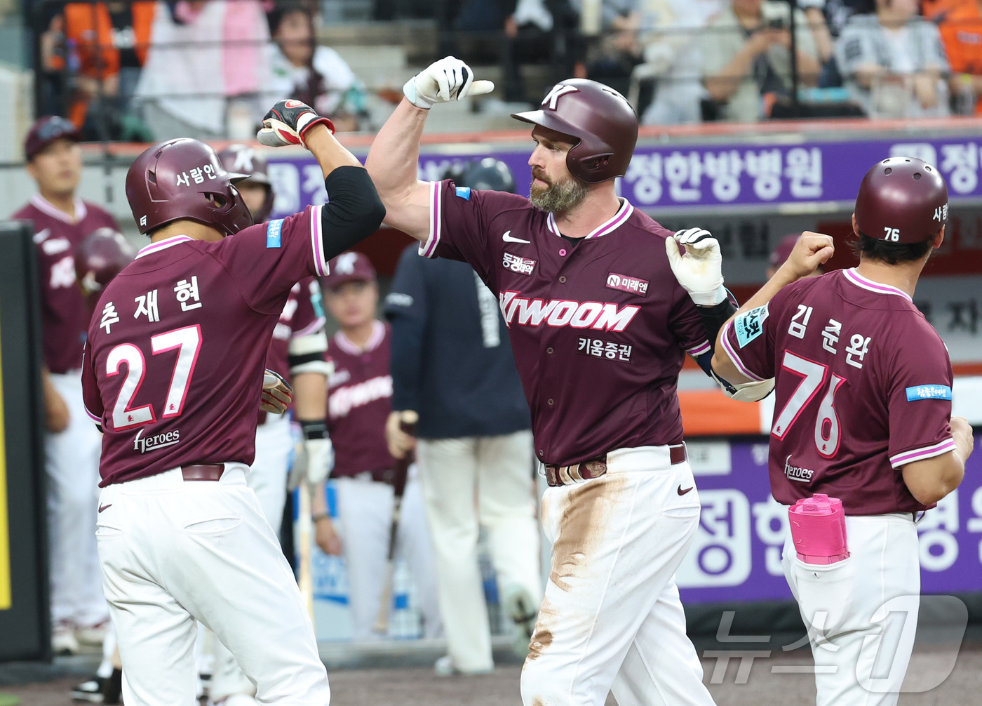 (대전=뉴스1) 김기남 기자 = 17일 대전 한화생명볼파크에서 열린 2026 신한 SOL KBO리그 키움 히어로즈와 한화 이글스의 경기에서 키움 데이비슨이 2회초 3점 홈런을 치며 …