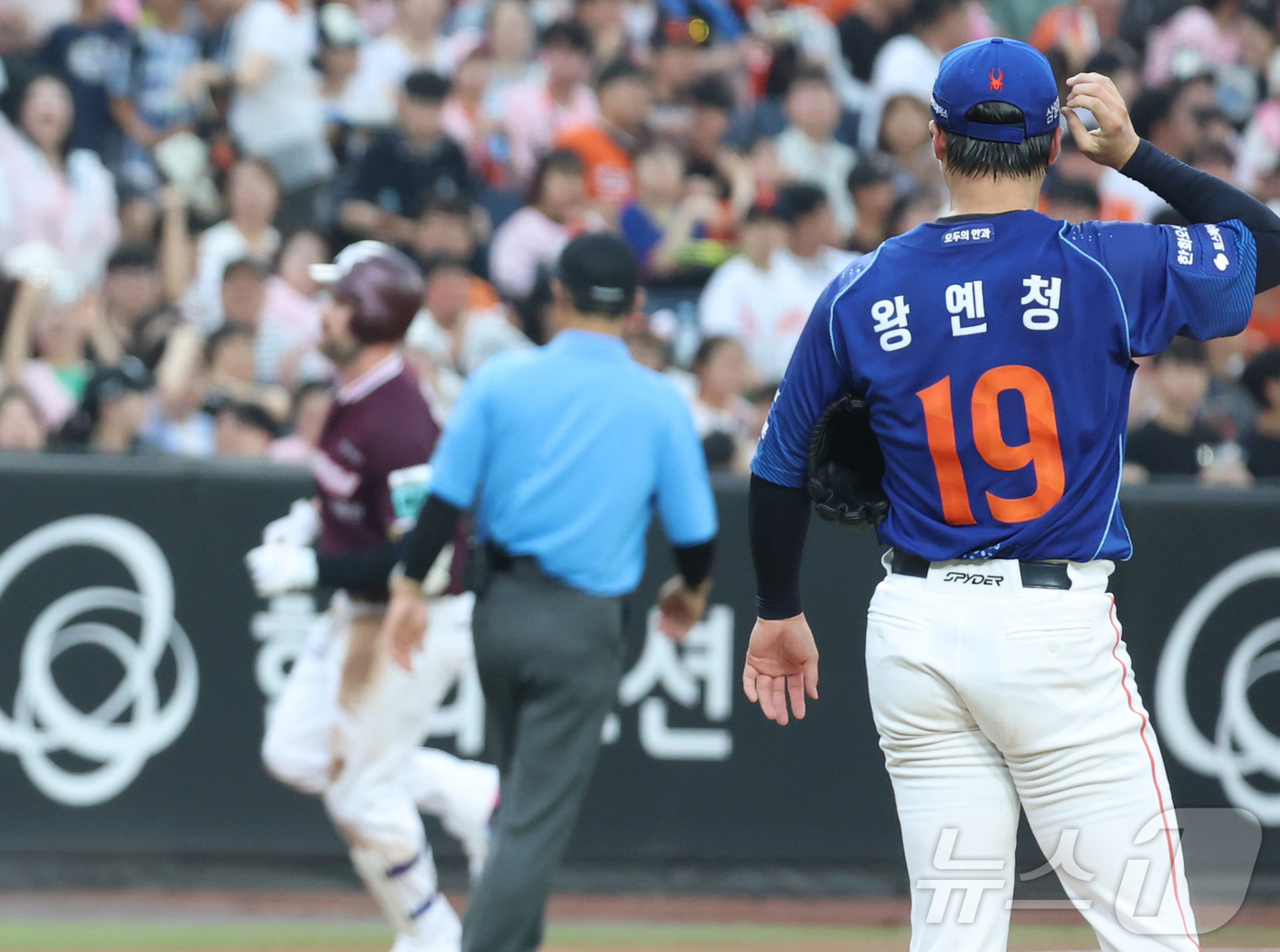 (대전=뉴스1) 김기남 기자 = 17일 대전 한화생명볼파크에서 열린 2026 신한 SOL KBO리그 키움 히어로즈와 한화 이글스의 경기에서 한화 왕옌청이 2회초 키움 데이비슨에게 …