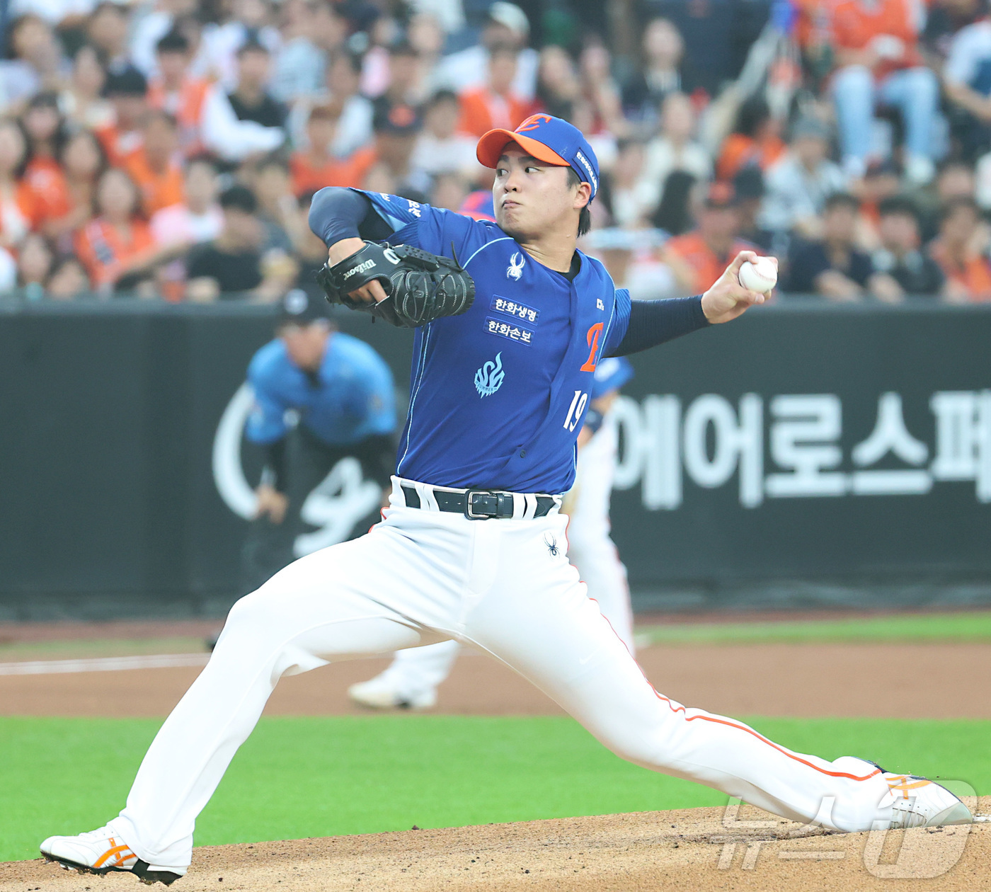 (대전=뉴스1) 김기남 기자 = 17일 대전 한화생명볼파크에서 열린 2026 신한 SOL KBO리그 키움 히어로즈와 한화 이글스의 경기에서 한화 왕옌청이 선발 투구하고 있다. 20 …