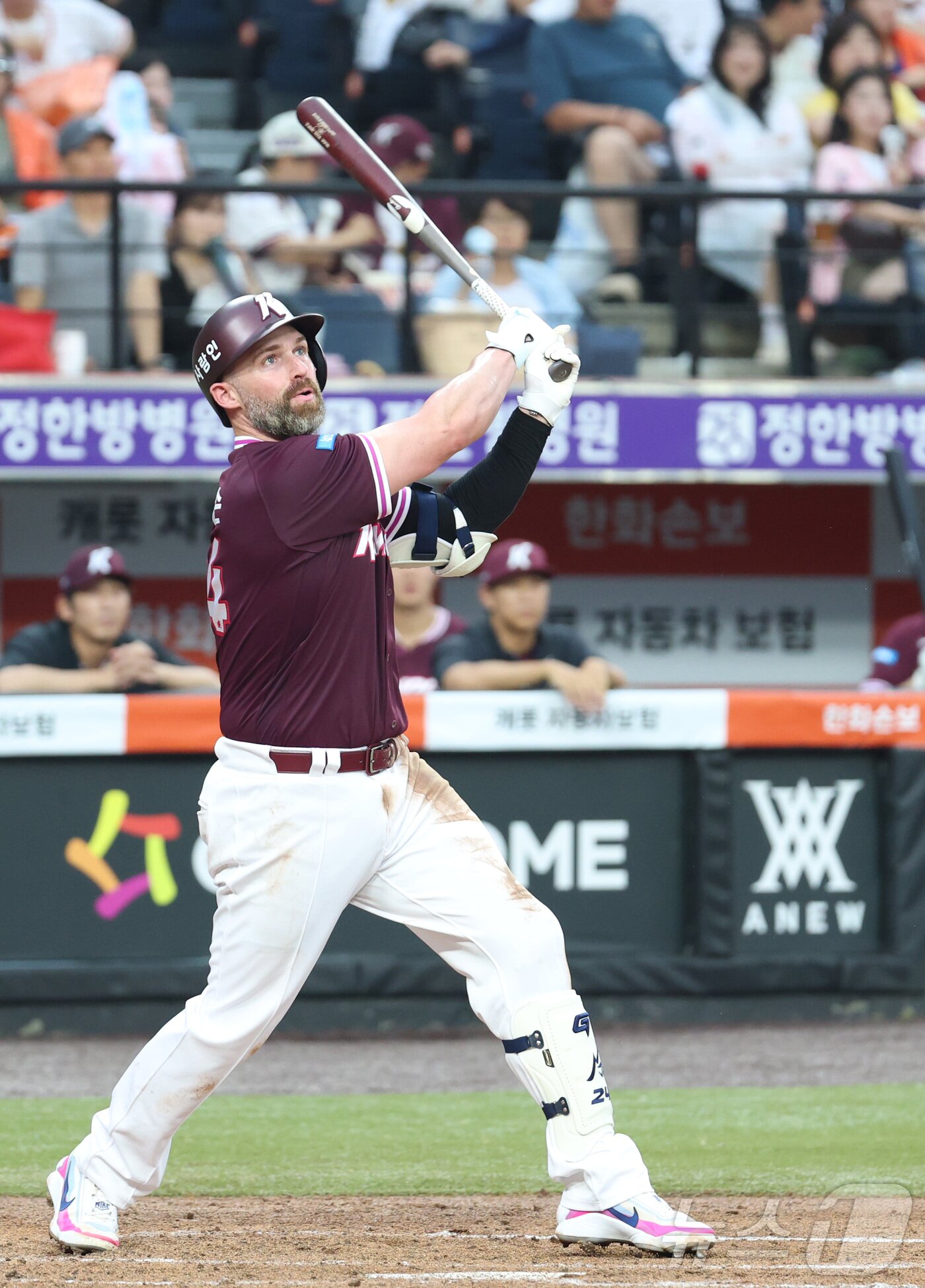 본문 이미지 - 17일 대전 한화생명볼파크에서 열린 2026 신한 SOL KBO리그 키움 히어로즈와 한화 이글스의 경기에서 키움 데이비슨이 2회초 3점 홈런을 치고 있다. 2026.7.17 ⓒ 뉴스1 김기남 기자