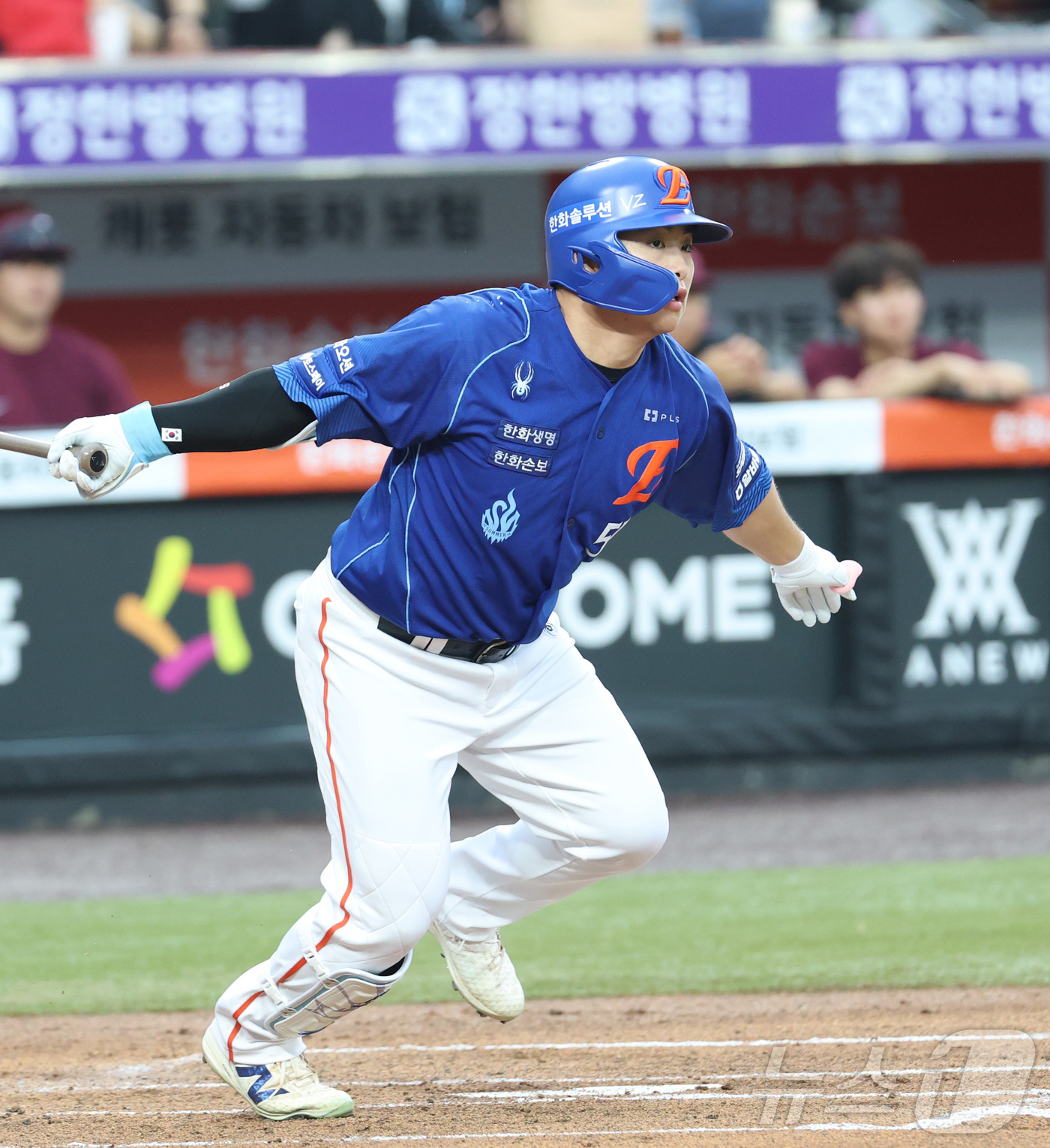 (대전=뉴스1) 김기남 기자 = 17일 대전 한화생명볼파크에서 열린 2026 신한 SOL KBO리그 키움 히어로즈와 한화 이글스의 경기에서 한화 문현빈이 타격하고 있다. 2026. …