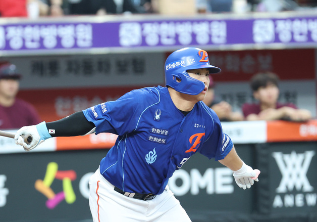 한화 문현빈, KIA전서 시즌 10호포 '쾅'…자동차까지 품었다