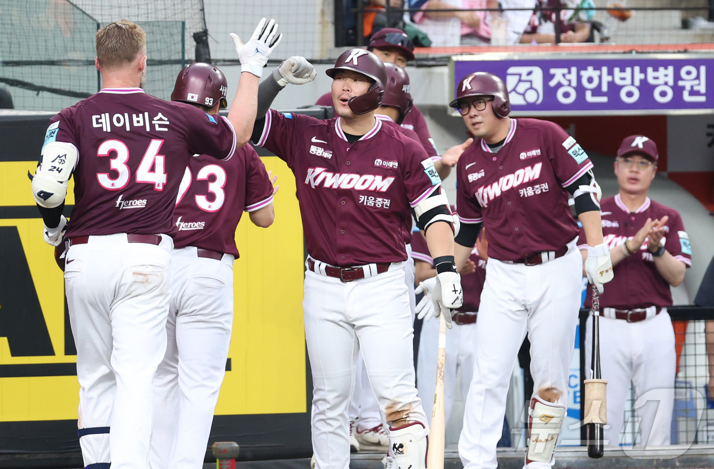 (대전=뉴스1) 김기남 기자 = 17일 대전 한화생명볼파크에서 열린 2026 신한 SOL KBO리그 키움 히어로즈와 한화 이글스의 경기에서 키움 데이비슨이 2회초 3점 홈런을 치며 …
