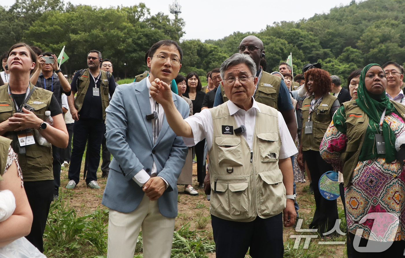 (울산=뉴스1) 조민주 기자 = 허민 국가유산청장과 김상욱 울산시장이 제8차 세계유산 현장관리자 포럼 참석자들과 함께 17일 울산 울주군 대곡리 반구대 암각화를 답사하고 있다. 2 …