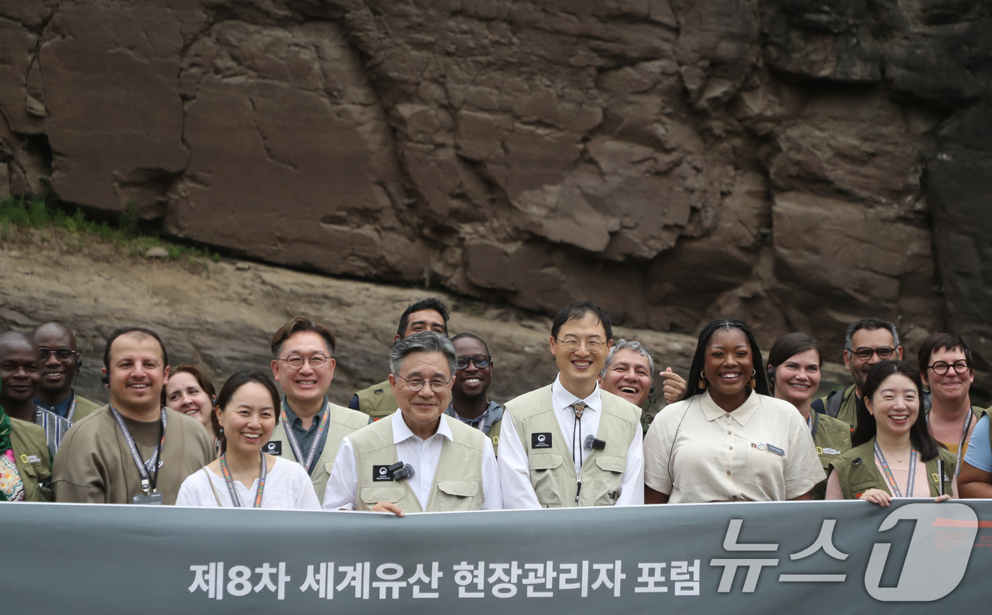 (울산=뉴스1) 조민주 기자 = 허민 국가유산청장과 김상욱 울산시장이 제8차 세계유산 현장관리자 포럼 참석자들과 함께 17일 울산 울주군 대곡리 반구대 암각화를 답사하고 있다. 2 …
