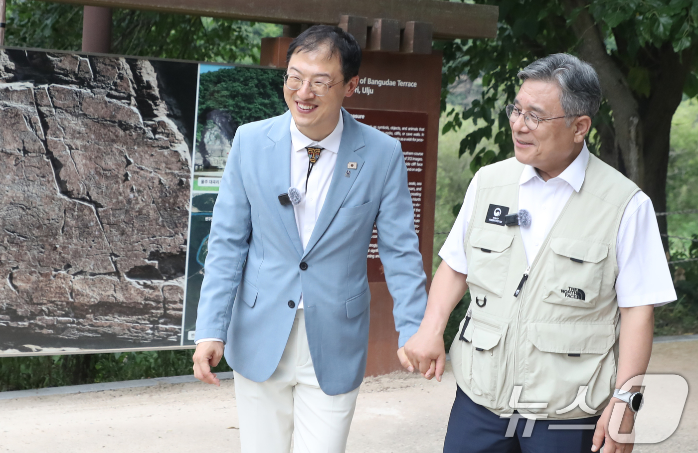 (울산=뉴스1) 조민주 기자 = 김상욱 울산시장과 허민 국가유산청장이 17일 울산 울주군 대곡리 반구대 암각화를 방문하고 있다. 2026.7.17/뉴스1