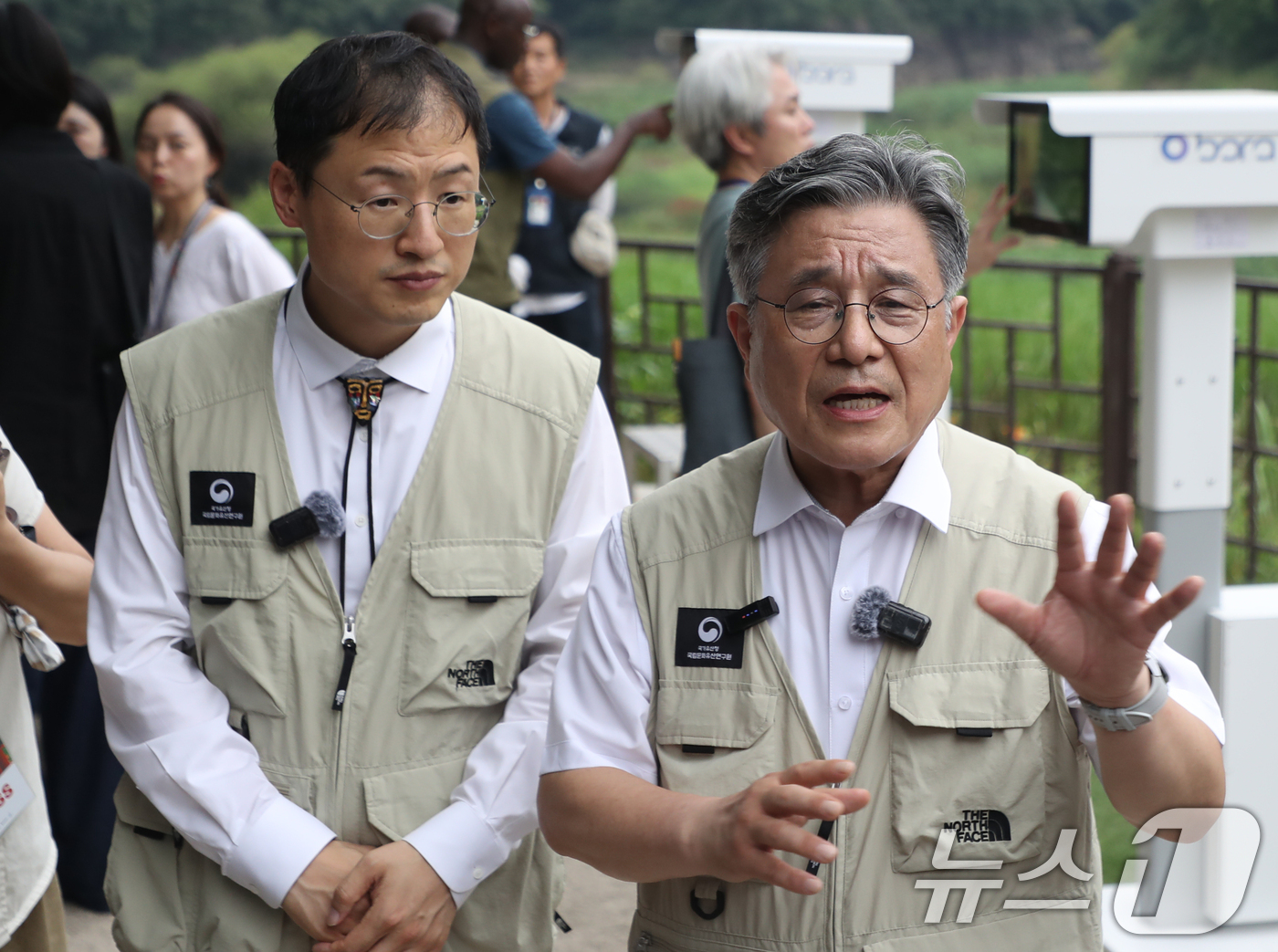 (울산=뉴스1) 조민주 기자 = 허민 국가유산청장이 제8차 세계유산 현장관리자 포럼 참석자들과 함께 17일 울산 울주군 대곡리 반구대 암각화를 답사한 뒤 브리핑을 하고 있다. 20 …